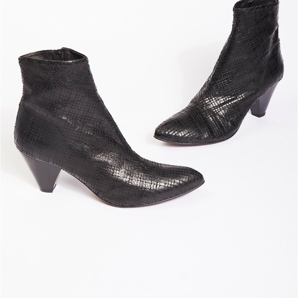 FREE PEOPLE LEATHER KITTEN HEELBOOTS